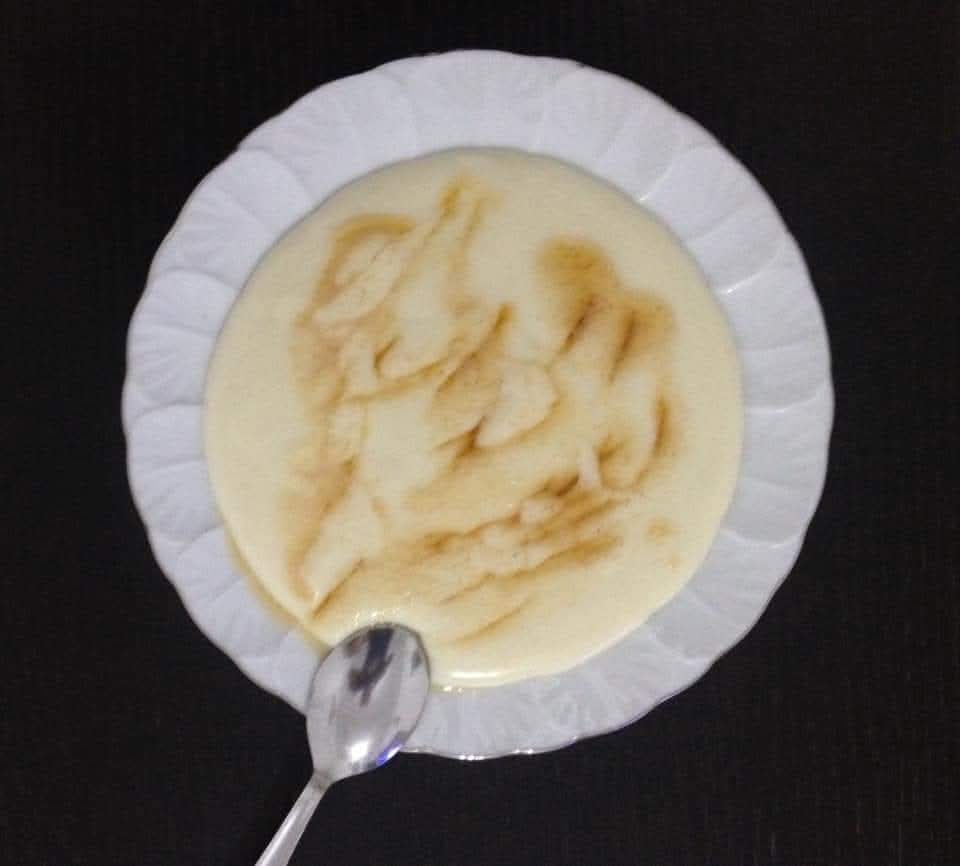Bizim yörenin kaybolmaya yüz tutmuş bir lezzeti; "Tatli Guymak!" Malzemeleri her evde olan süt, şeker, beyaz un ve tereyağı ancak tereyağı mutlaka Arsin yağı olmalı😉 siparişler Holefter&Ligene Organik Pazarından verilebilir. Tarif konusunda bu sefer araştırmaya sevk edeceğim, arayın babaanneleri ve anneanneleri 😊 E bize de bekleriz servise hazır 10 dk biter 😄