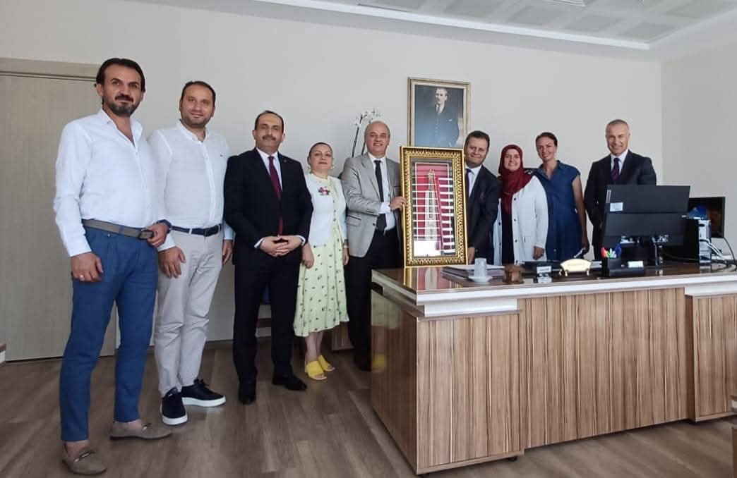 Grup üyemiz ve kıymetli hemsehrimiz Yalçın Köksal DEMİR Üstadın TUİK'e İstatistik Grup Başkanı olarak atanması dolayısıyla hayırlı olsun ziyaretinde bulunduk.  Bi Çay Grubu olarak tebrik ediyor, başarılar diliyoruz.