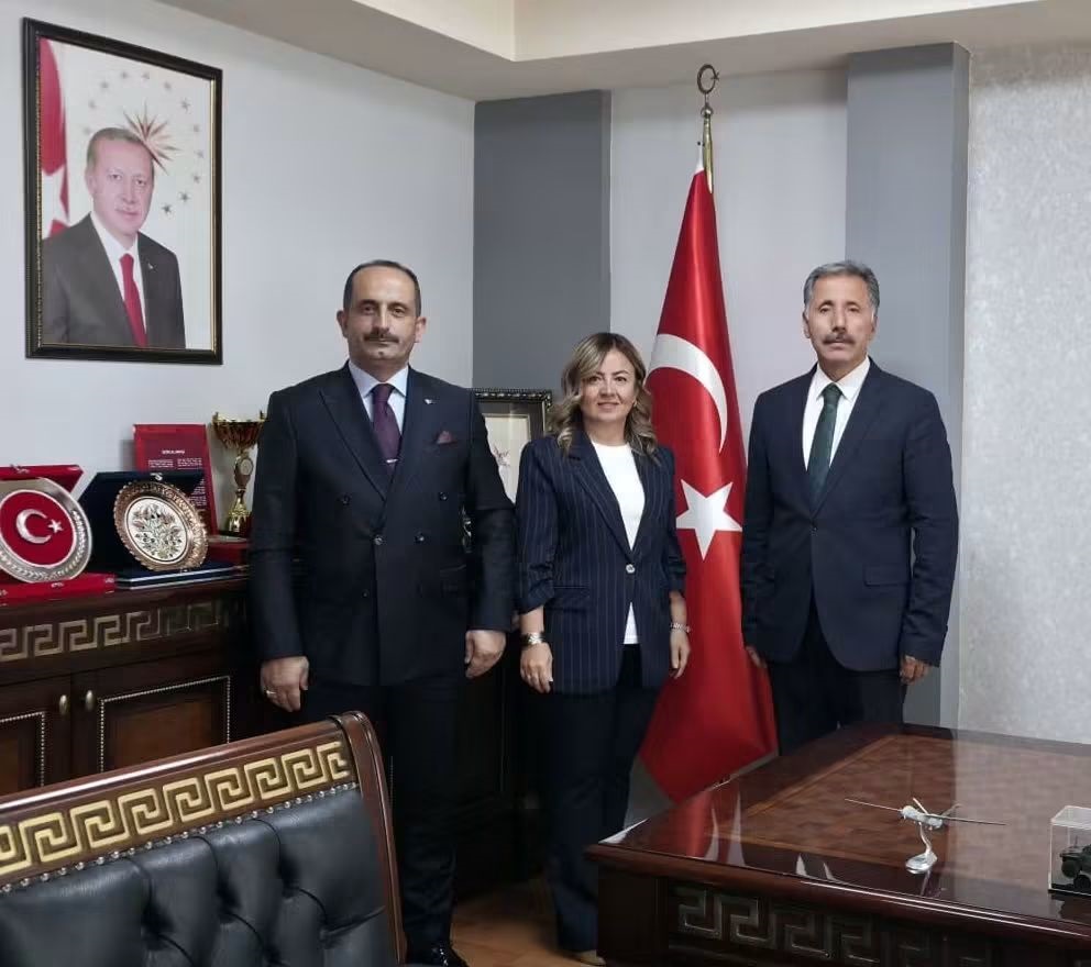 Nesibe Malkoç Başkanımla birlikte, Sincan İlçe Milli Eğitim Müdürümüz Sayın Alican Kılıç Beyefendi’yi makamında ziyaret ederek keyifli bir çay sohbeti gerçekleştirdik.  Eğitimdeki üstün başarıları ve vizyoner projeleriyle bizleri gururlandıran kıymetli Alican Hocamıza misafirperverliği için teşekkür ederiz. Trabzonlu olmanın verdiği gururla; hemşehrilerimizin elde ettiği her başarı, Trabzon birliği, beraberliği ve dayanışmasının en güzel kanıtıdır.  Memleketimizin değerleriyle omuz omuza, her alanda güçlü adımlarla ilerlemeye devam ediyoruz. Başkentimizde eğitim camiasına sunduğu değerler için hocamıza şükranlarımızı sunar, muvaffakiyetlerinin devamını dileriz. #BiÇay