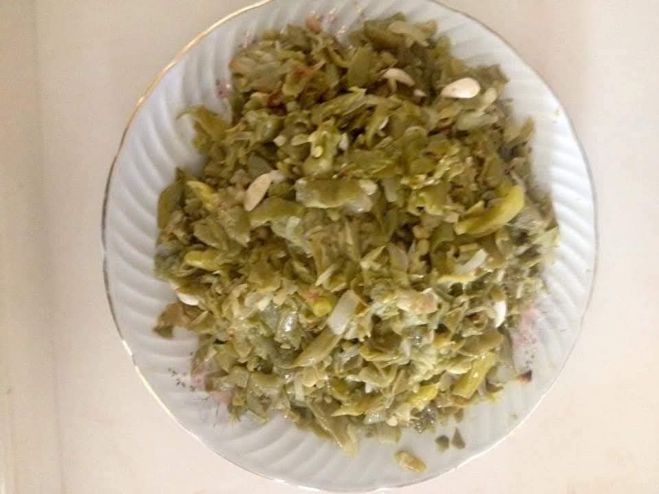 Karadeniz Mutfağının vazgeçilmezleri😊  Bizim için vazgeçilmez tatlardan biri olan Turşu kavurması, Karadeniz insanın pratik zekasını, doğaya uyum sağlama yeteneğini ve yokluktan lezzet üretme felsefesini yansıtan en ikonik Karadeniz yemeğidir. Bölgenin dik yamaçlarında, zorlu coğrafyasında ve yağmurlu ikliminde filizlenen bu lezzet, sadece bir yemek değil; kışa hazırlığın, imecenin ve aile bağlarının mutfaktaki özetidir.