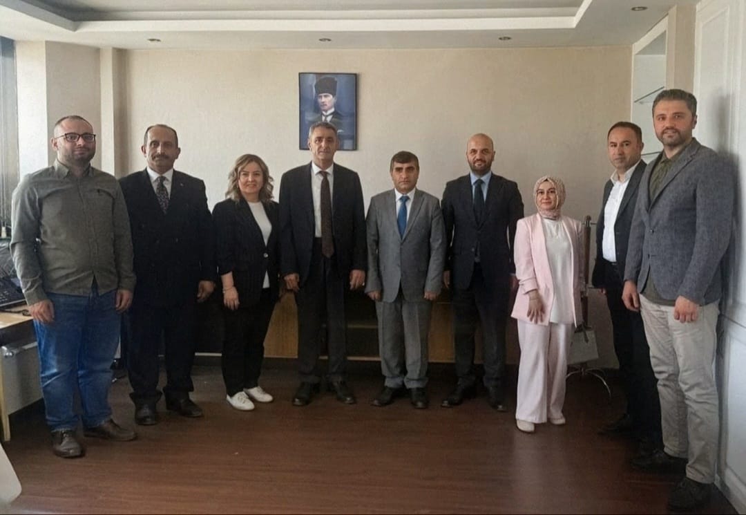 Enerji ve Tabii Kaynaklar Bakanlığı Enerji İşleri Genel Müdürlüğü Genel Müdür Yardımcılığı görevine atanan Dr. Yüksel Malkoç Üstadımızı makamında ziyaret ederek keyifli Bi Çay sohbeti gerçekleştirdik.  Hem ülkemizde hem de dünyada sektörün önemli bir ismi olan Dr. Yüksel Malkoç'un bu göreve getirilmesi, ülkemiz adına çok isabetli bir karar olmuştur.  Kendisini yürekten tebrik ediyor, yeni görevinde üstün başarılar diliyorum. Mevla’m ayağını taşa değdirmesin.